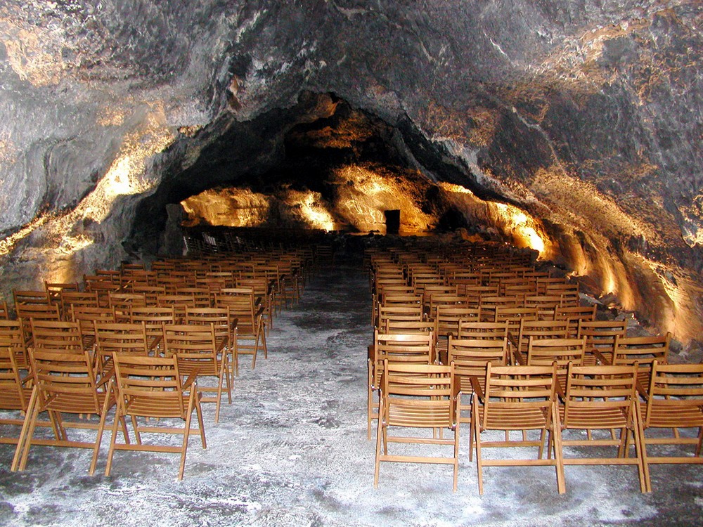 Фото концертного зала в пещере Cueva de Los Verdes, Испания