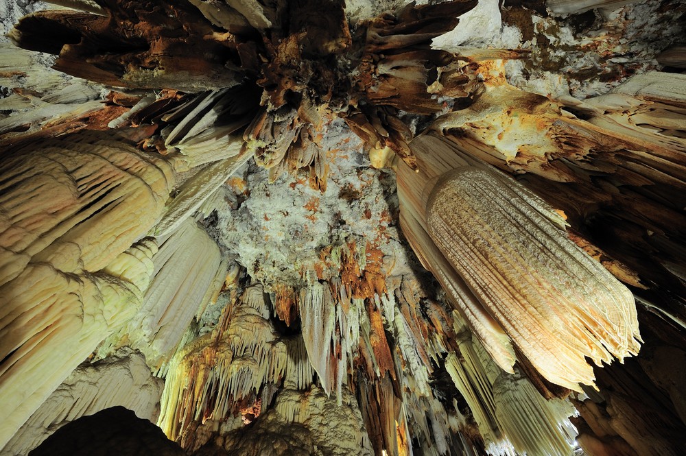 На фото Кристаллы кальцита в пещере Grutas del Aguila, Испания