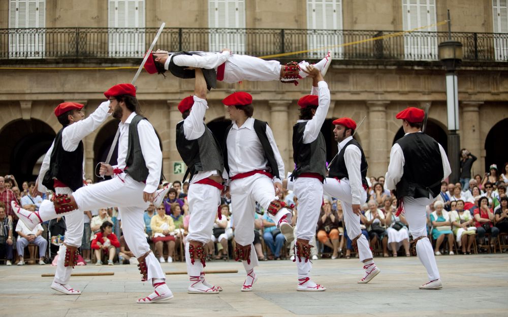 Народные танцы стран. Баски народ в Испании. Баски народы Франции. Баски Испания внешность. Баски народ в Испании внешность.