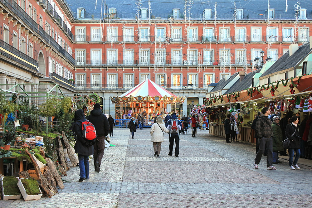 Новогодний рынок на площади в Испании