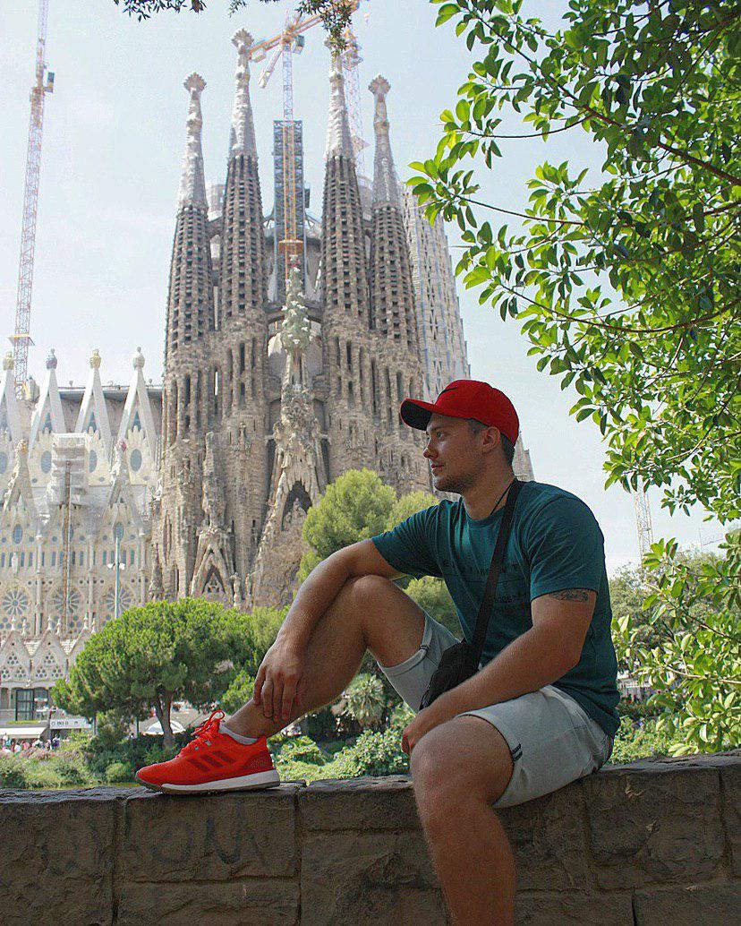 Александр на фоне Sagrada Familia