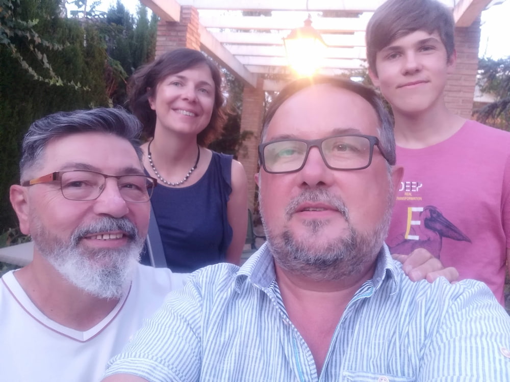 Даниил с женой, сыном и Фернандо — предыдущим хозяином дома