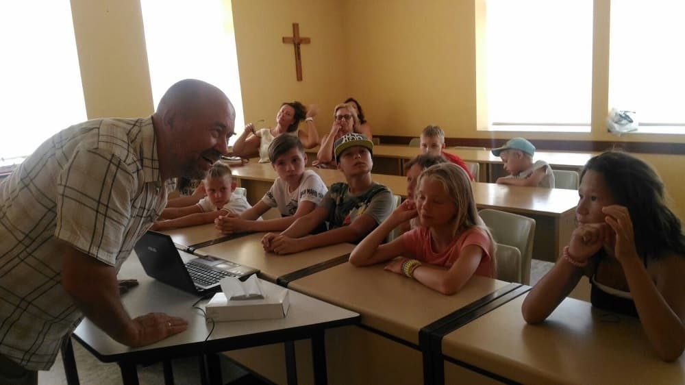 Преподаватель ведет занятия в русской школе