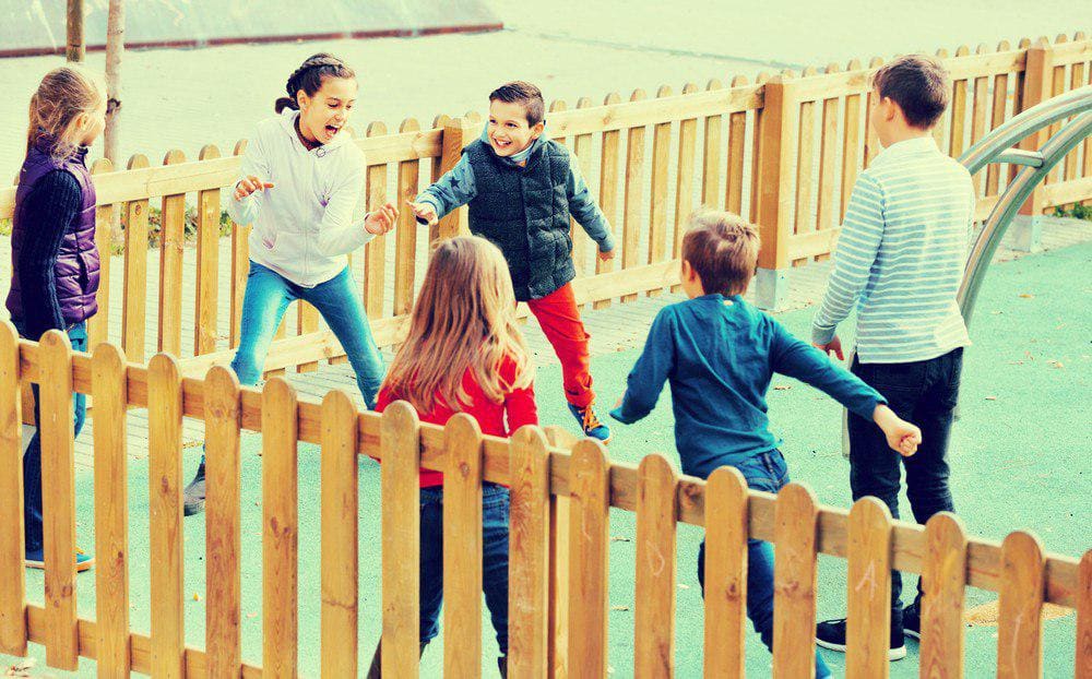 Дети играют в школьном дворе