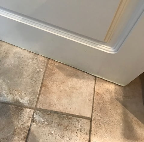 Дверь в ванной "шоркает" по полу