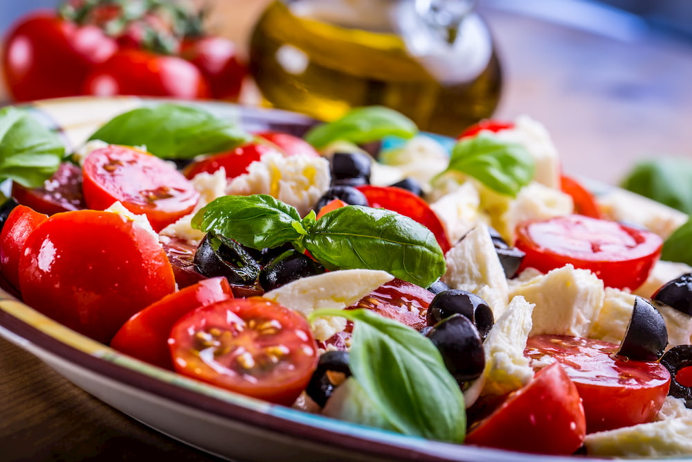В средиземноморской кухне обильно используют свежие овощи, фрукты, зелень и оливковое масло
