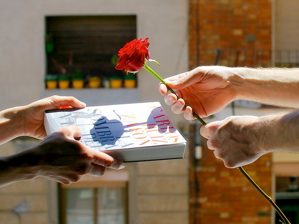 Diada de Sant Jordi - День Святого Георгия в Каталонии