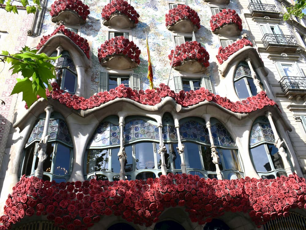 украшенные розами дома в Diada de Sant Jordi