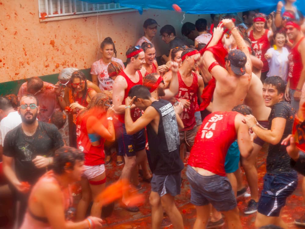 Толпа на улицах Буньоля на фестивале La Tomatina