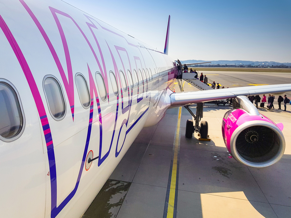 Посадка на самолёт лоукостера Wizzair в аэропорту Гданьска