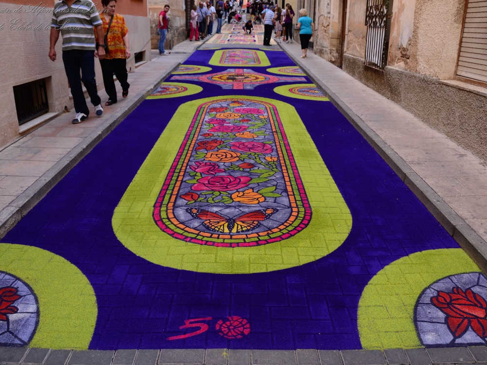 Фестиваль Alfombras de Serrín de Elche de la Sierra