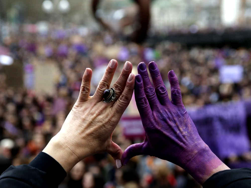 Женские руки на митинге в честь 8 марта в Испании