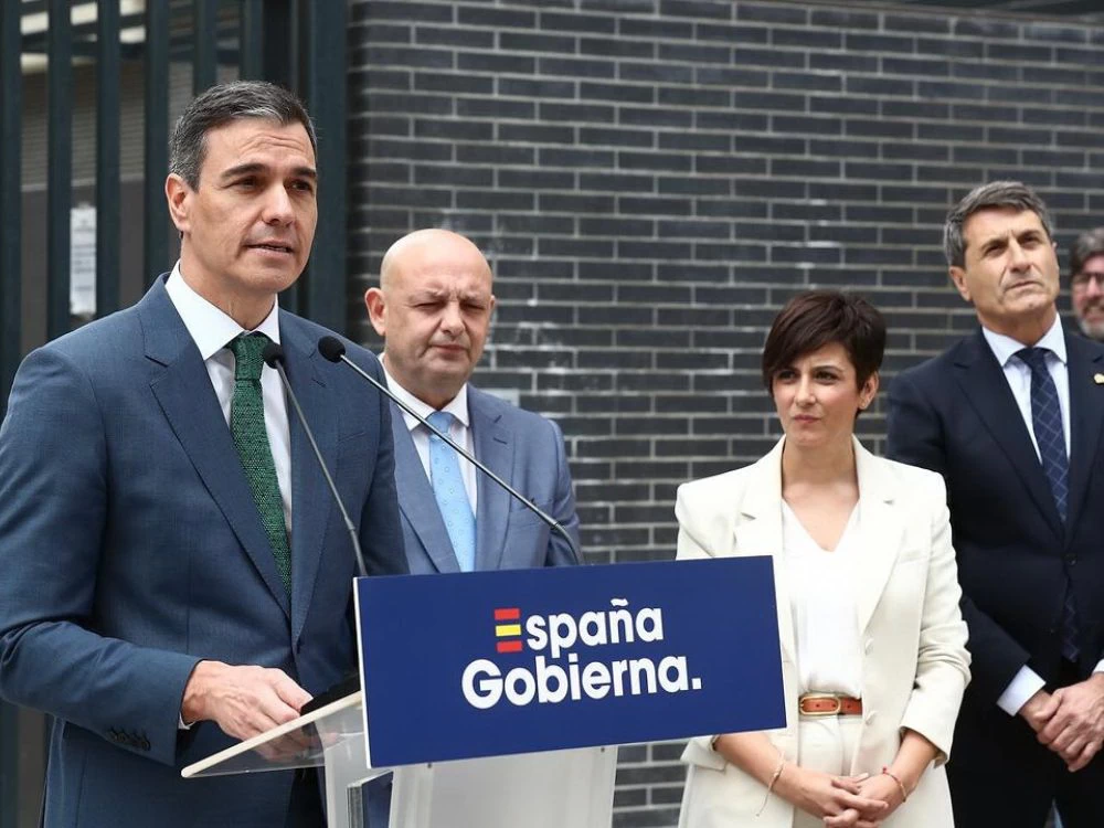 Председатель Правительства Испании Педро Санчес выступает с заявлением об отмене золотых виз