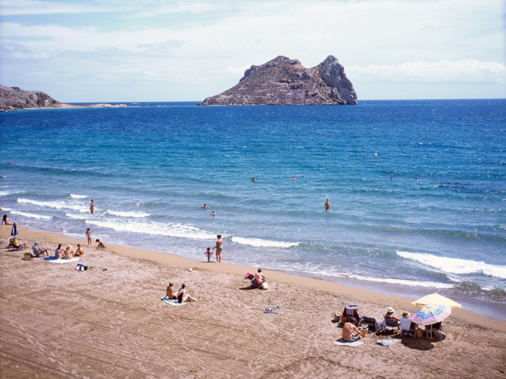 Пляж с видом на на каменный остров Исла-дель-Фрайле в Агиласе Playa del Hornillo 