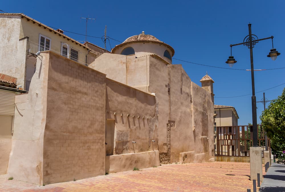 Терракотовая церковь в историческом центре Алькоя