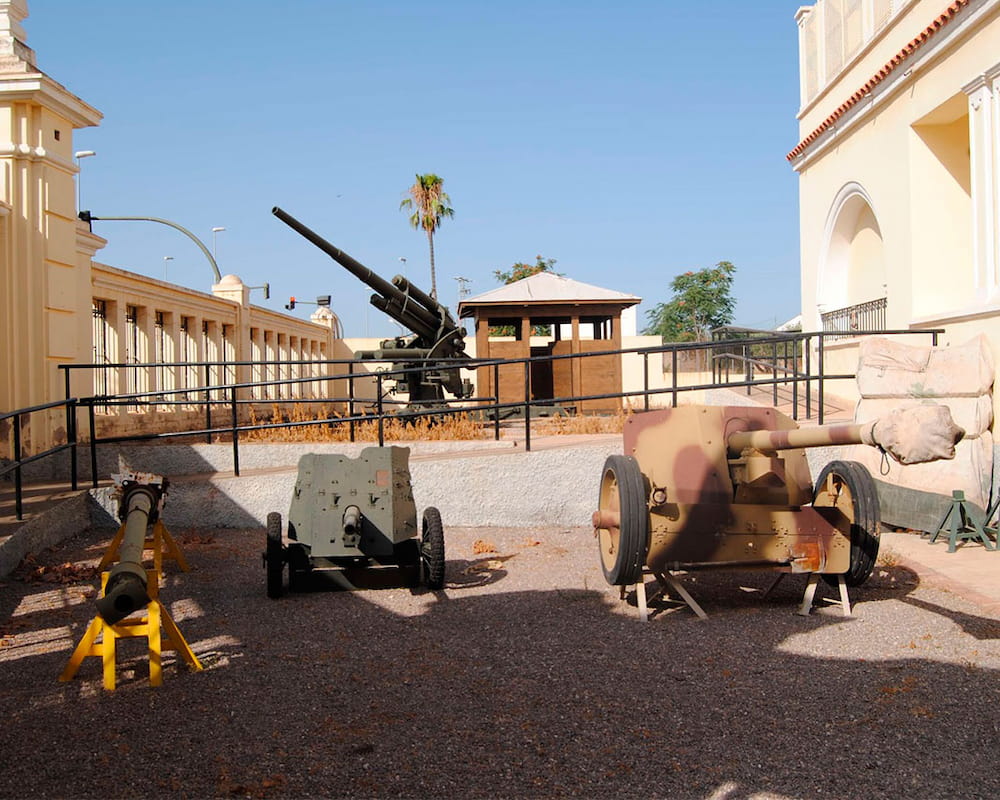 Артиллерийские орудия в военном музее