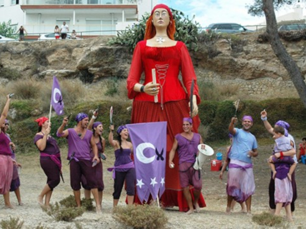 Большая фигура Lluna Roja и её пиратская команда на берегу во время Пиратской вечеринки в Майами Плайя, Испания