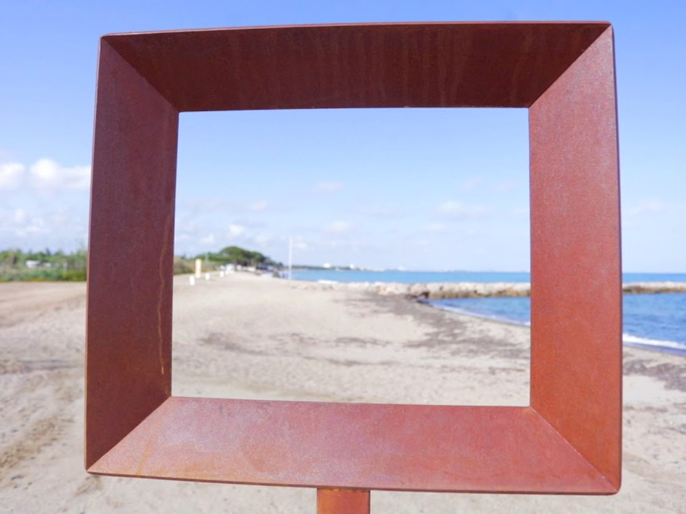 памятный знак на Playa de Pixerota в честь художника Жоана Миро