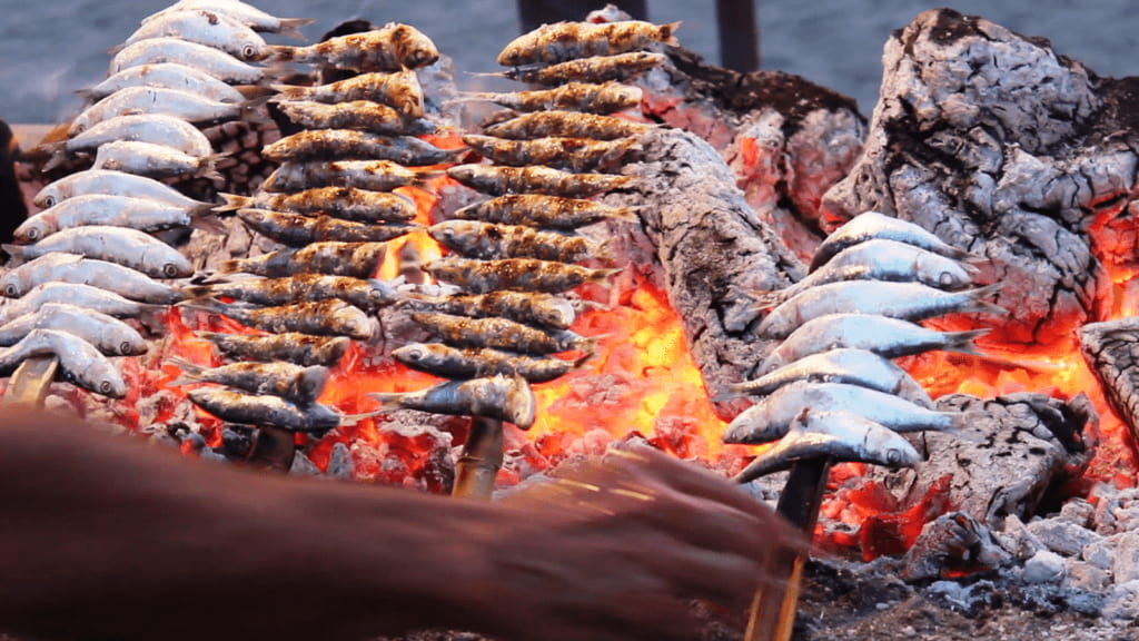 Жареные сардины espetos во время готовки