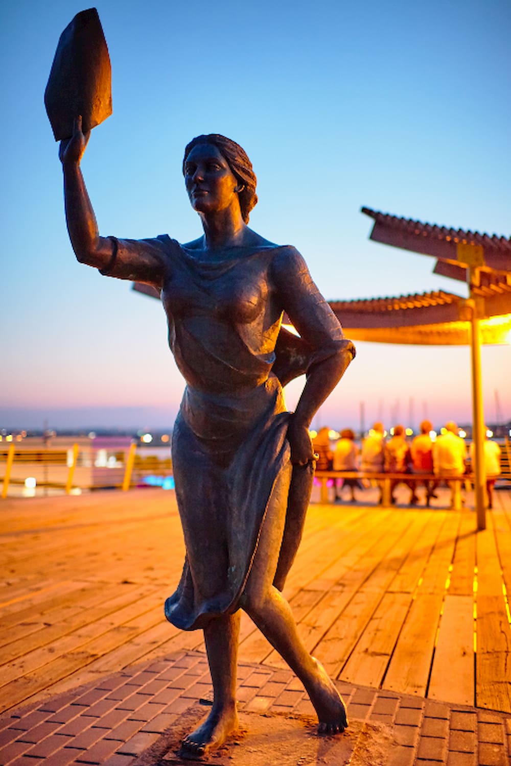 Статуя Красивой Лолы на набережной Торревьехи