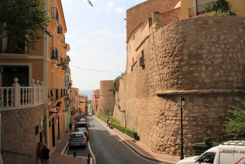 Стены старого города по дороге к морю