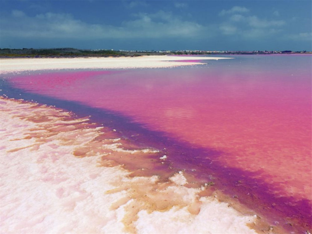 Соляные озера с необычным цветом воды